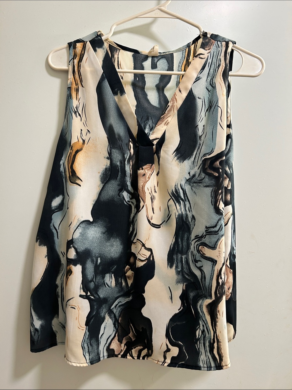 Sleeveless V-Neck Marble Print Top in Black and Cream